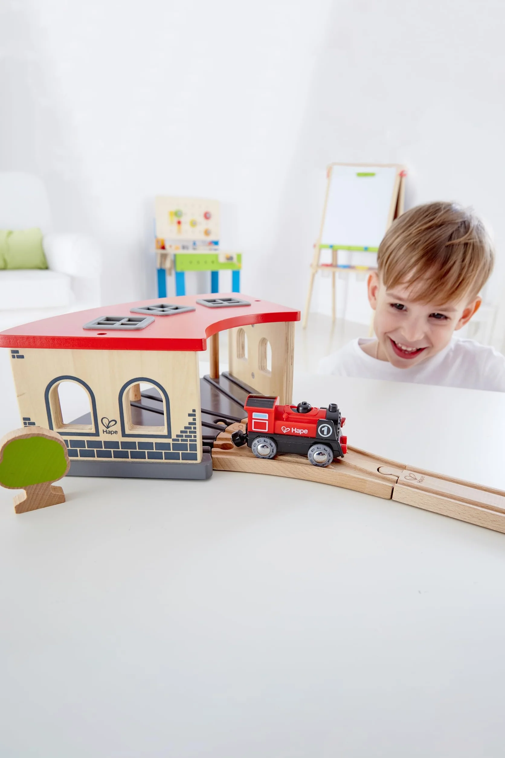 Hape E3704 duża szopa silnikowa - drewniane akcesoria do torów kolejowych