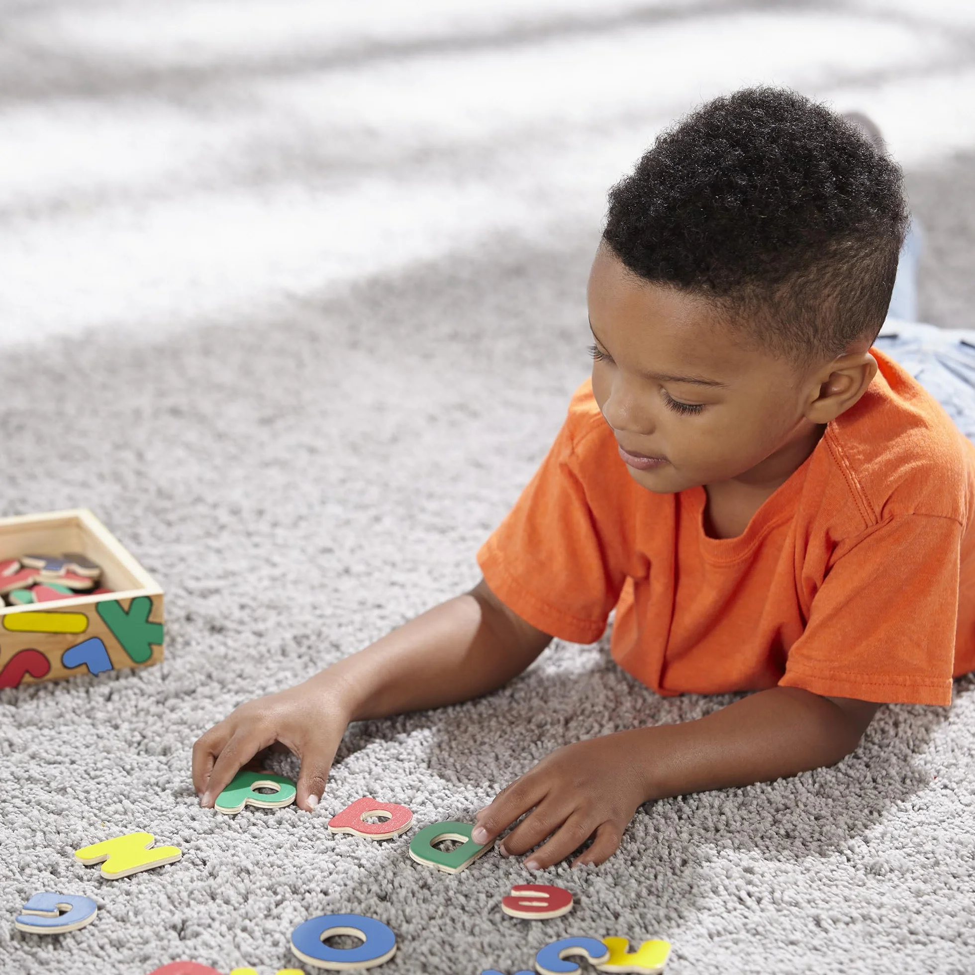 Melissa & Doug – drewniane magnesy literki | zabawka rozwojowa | kompetencje kognitywne | 3+ | prezent dla chłopca lub dziewczynki