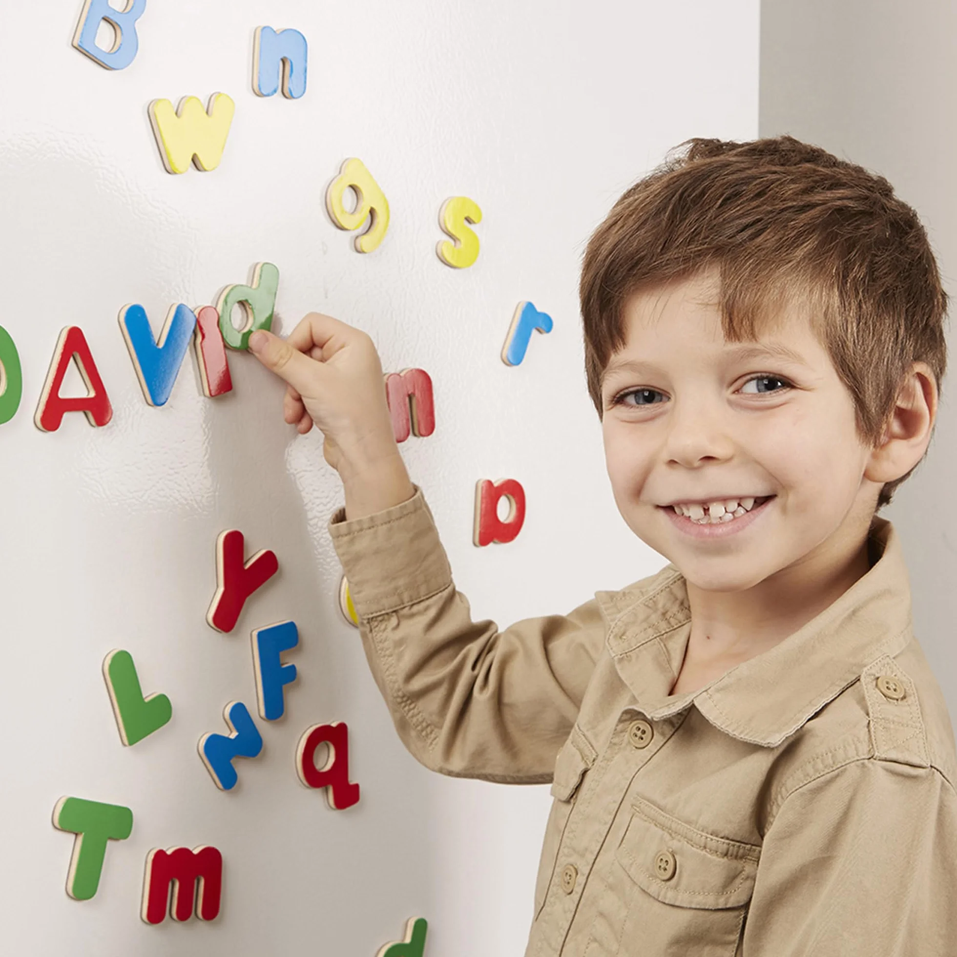 Melissa & Doug – drewniane magnesy literki | zabawka rozwojowa | kompetencje kognitywne | 3+ | prezent dla chłopca lub dziewczynki