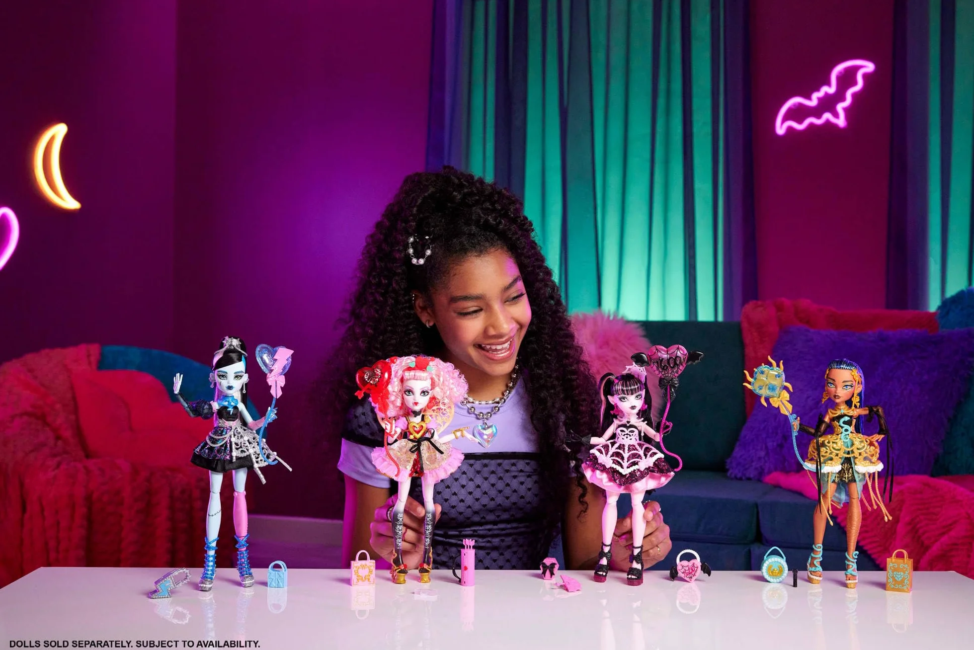 Monster High Straszysłodkie urodziny Cupid Asteria Lalka zabawka w różowo-czerwonej stylizacji z akcesoriami tematycznymi, w tym zaproszenie, „balon”, prezent i „cienie do powiek”, JBG77