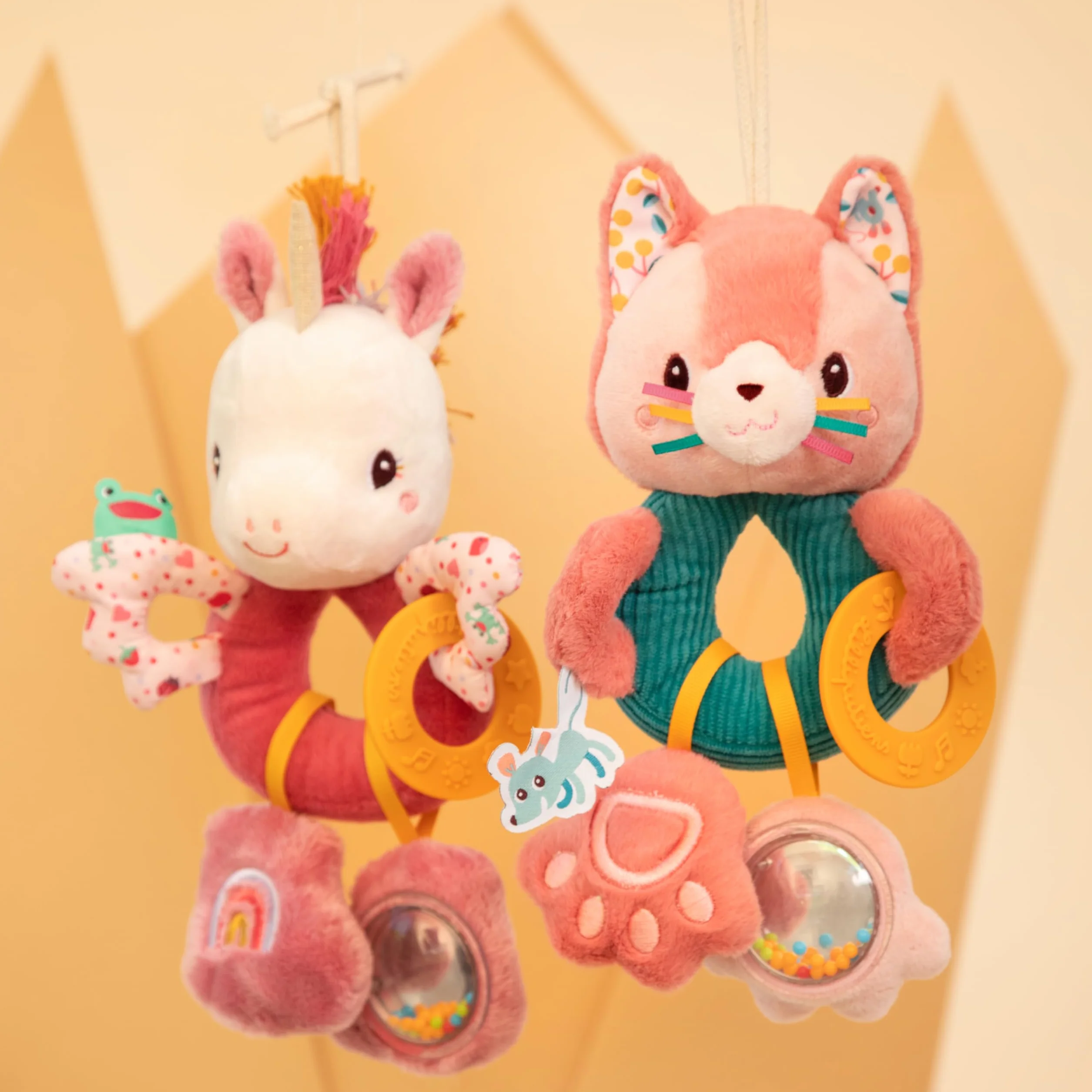 Lilliputiens - Pierścienie wielofunkcyjne do aktywności Lena Unicorn - Zabawka do przebudzenia dla niemowląt z dźwiękami, teksturami i kolorami - Łatwe łapanie, pobudza zmysły - Idealna przytulność