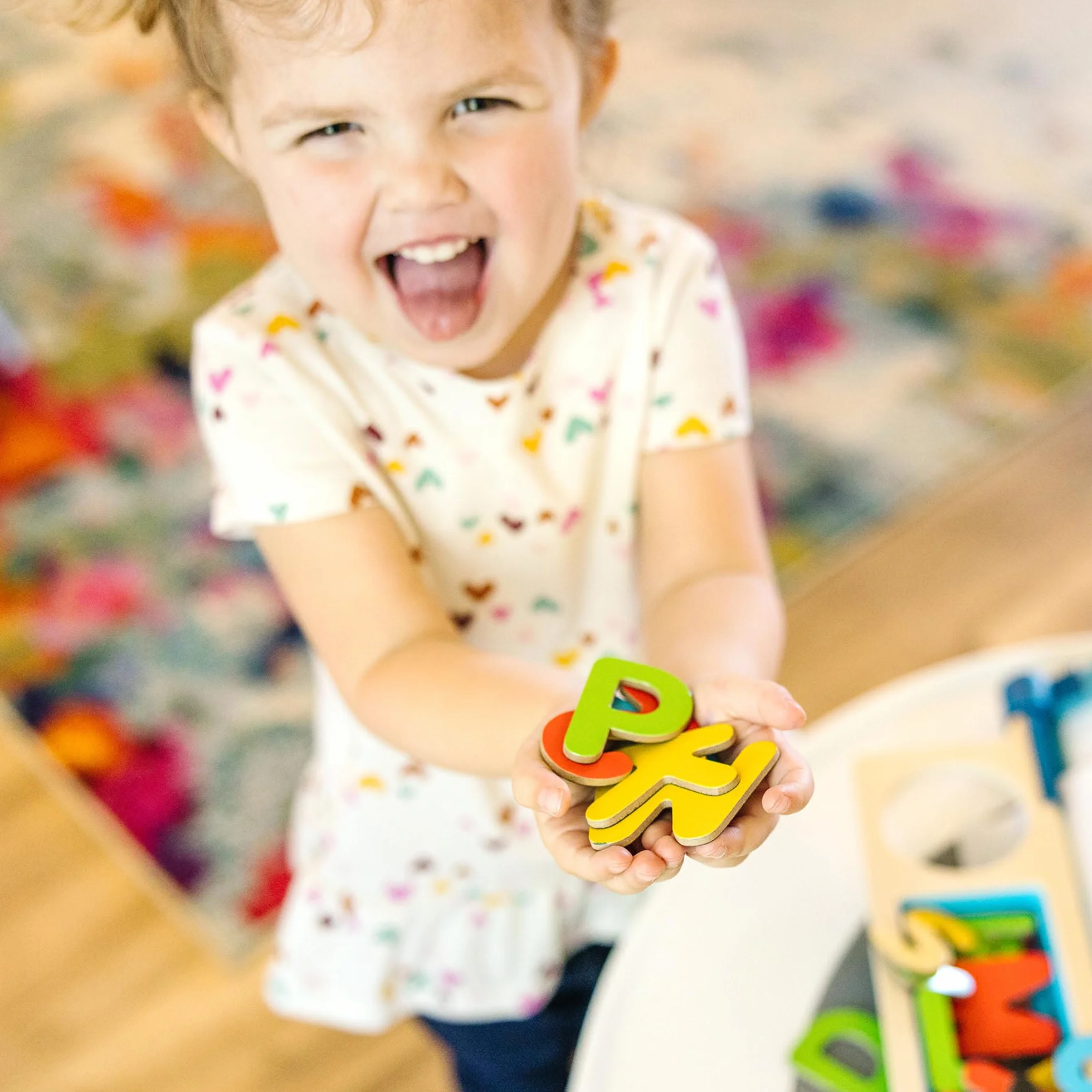 Melissa & Doug – drewniane magnesy literki | zabawka rozwojowa | kompetencje kognitywne | 3+ | prezent dla chłopca lub dziewczynki