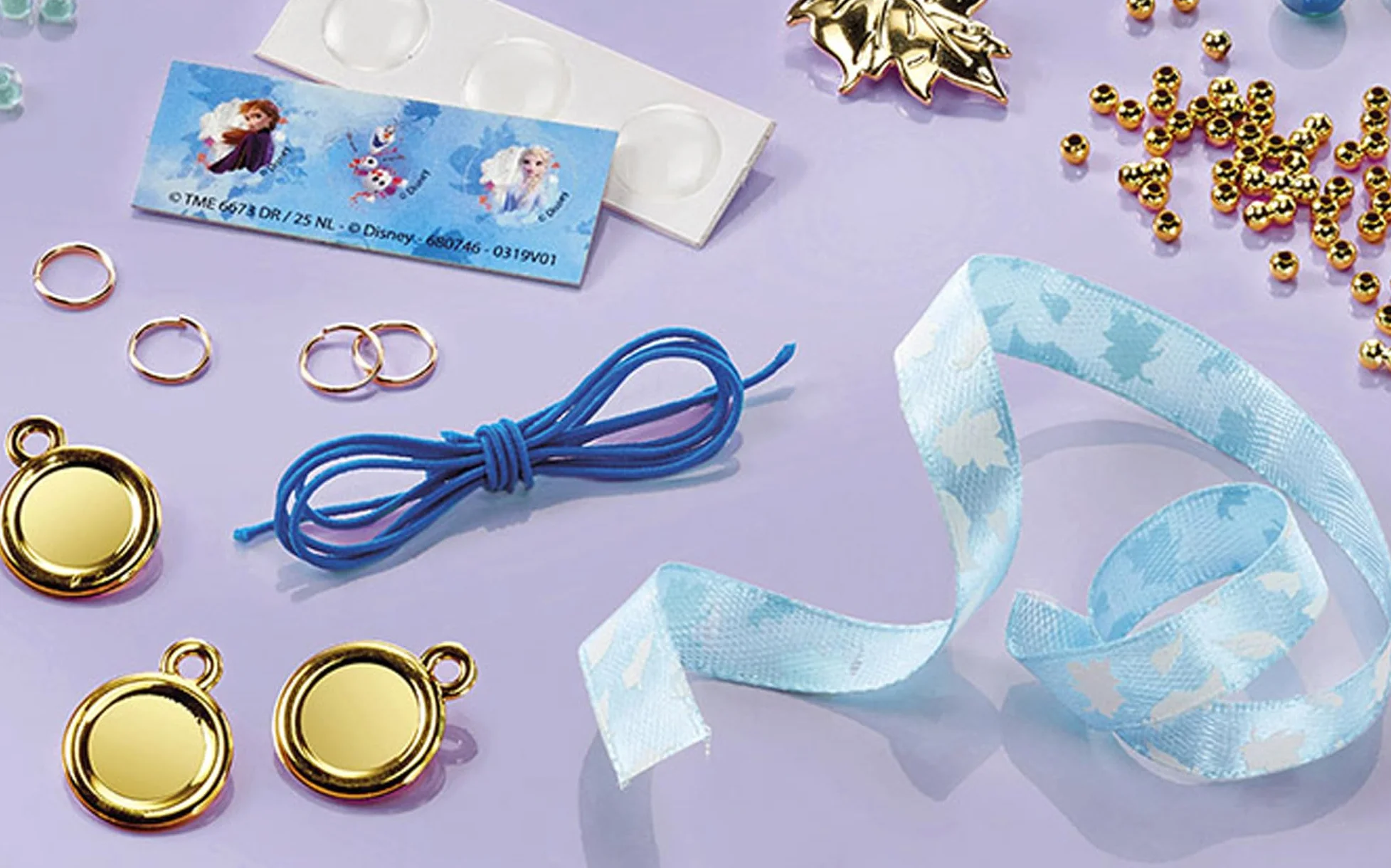 Disney Frozen 680746 II Mistyczny zestaw bransoletek: stwórz własne bransoletki Frozen II z różnymi zawieszkami, satynowymi tasiemkami i pięknymi perłami