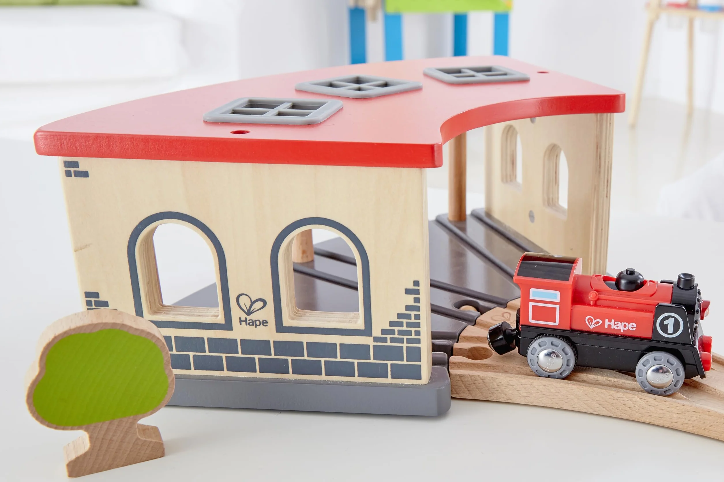 Hape E3704 duża szopa silnikowa - drewniane akcesoria do torów kolejowych
