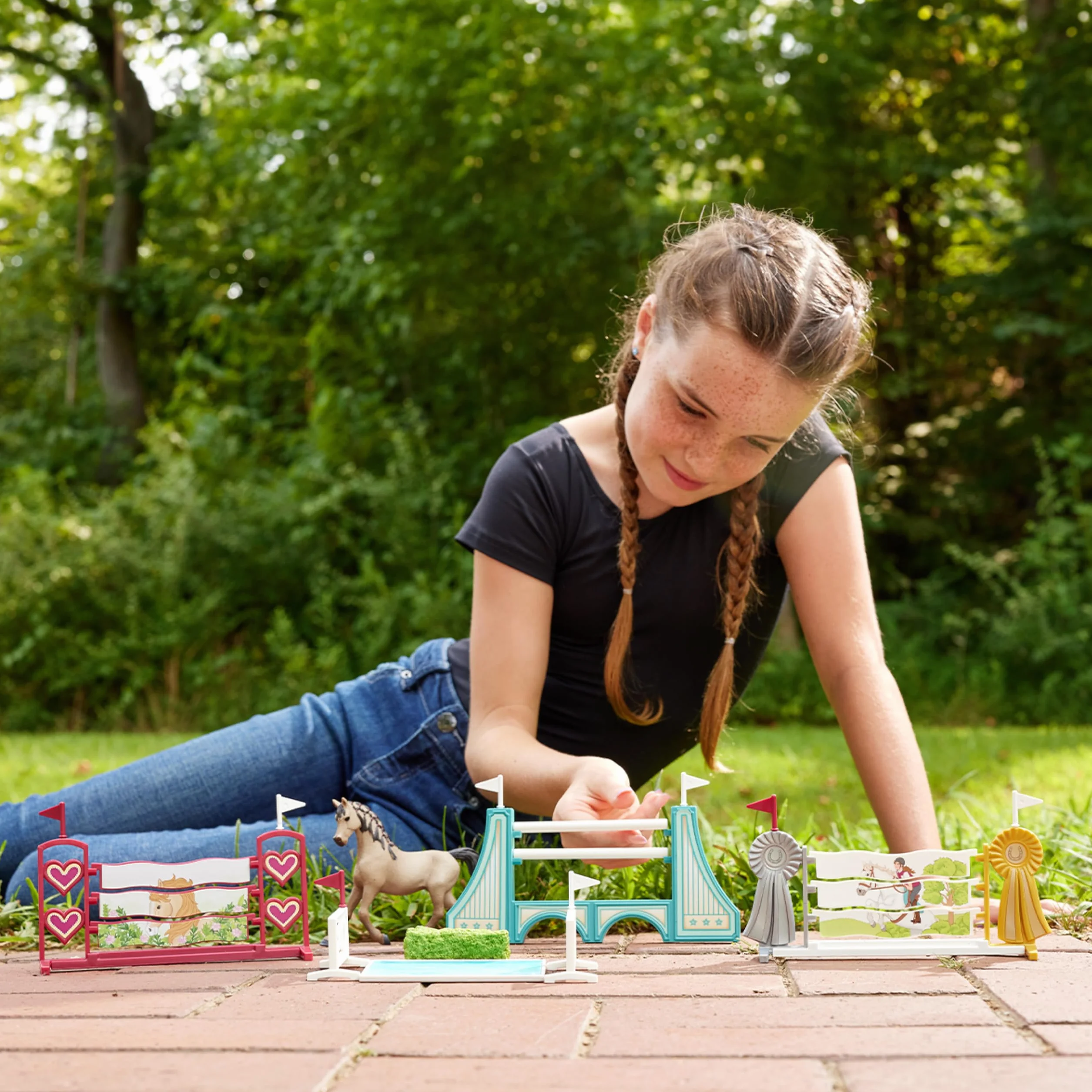 SCHLEICH HORSE CLUB, przeszkody – akcesoria 42612, możliwość modułowej rozbudowy, do zawodów lub treningu, prezent dla dziewczynek i chłopców, zabawka z końmi dla dzieci od 5 lat, zestaw 30 elementów
