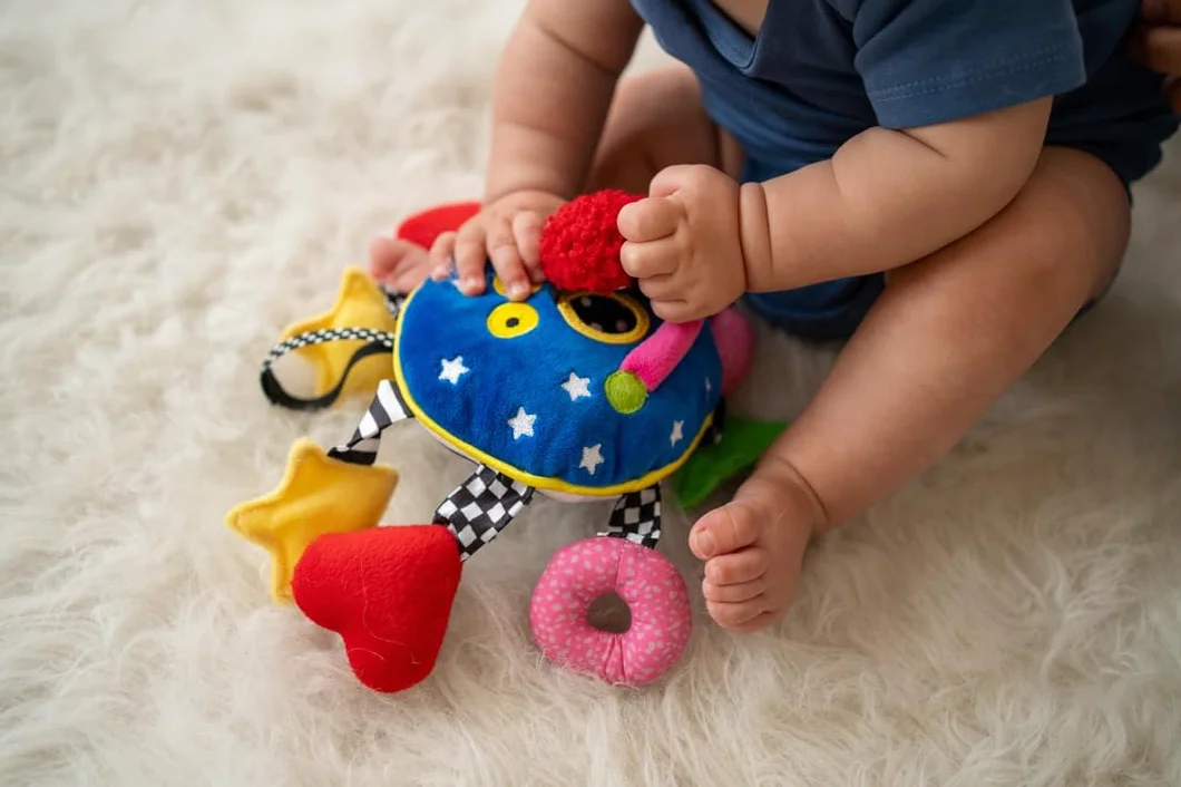 Manhattan Toy Baby Whoozit zabawka do wózka dziecięcego i aktywności w podróży, 15,2 cm