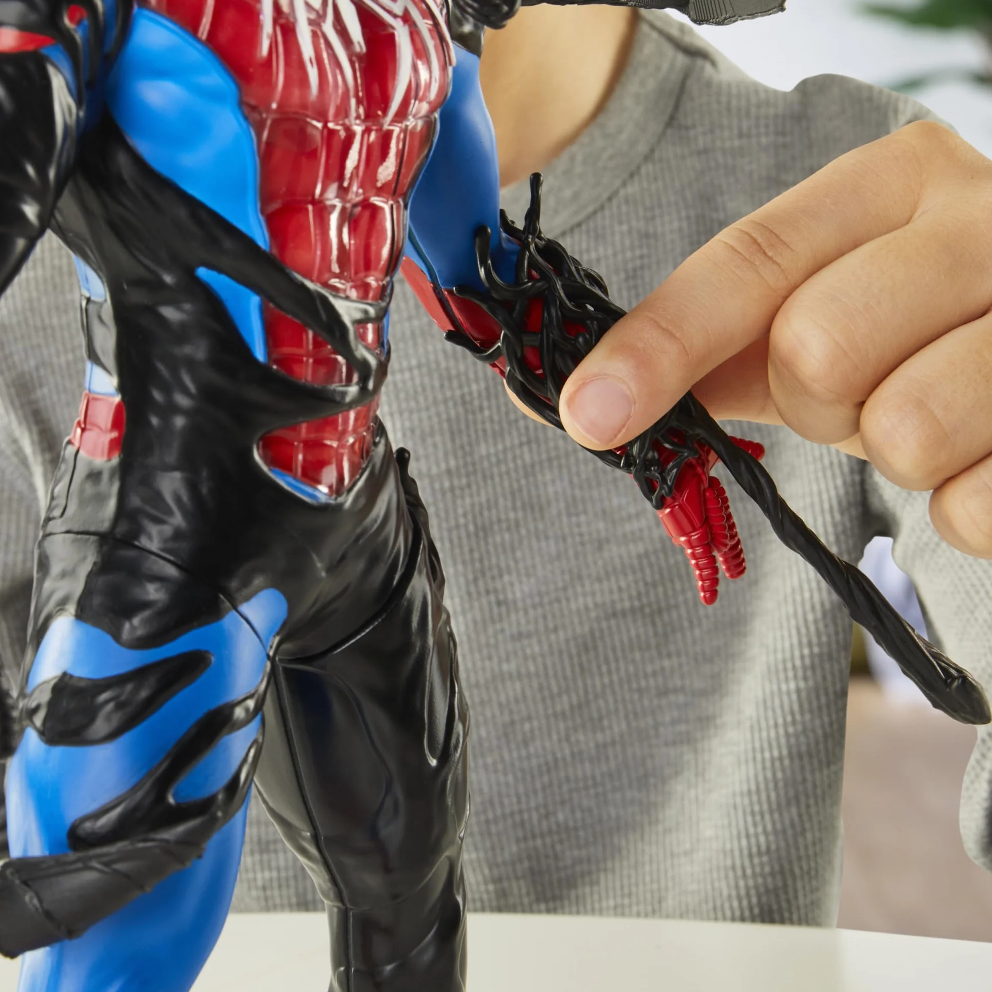 Figurka Spider-Man Liquid Shifter z kolekcji Marvel Spider-Man VenomVersus z dodatkami