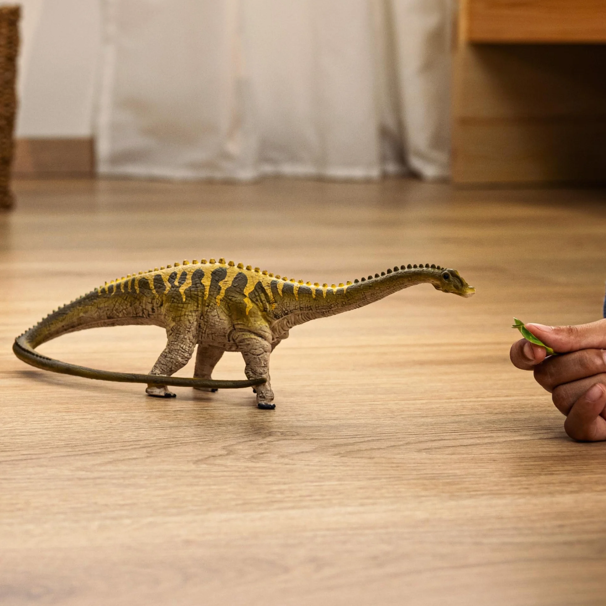 schleich DINOSAURS | Diplodok 15047 | Szczegółowa figurka dinozaura | Dinozaur do kolekcjonowania | Prezent dla dziewczynek i chłopców | Od 3 lat | 6 × 28 × 9 cm