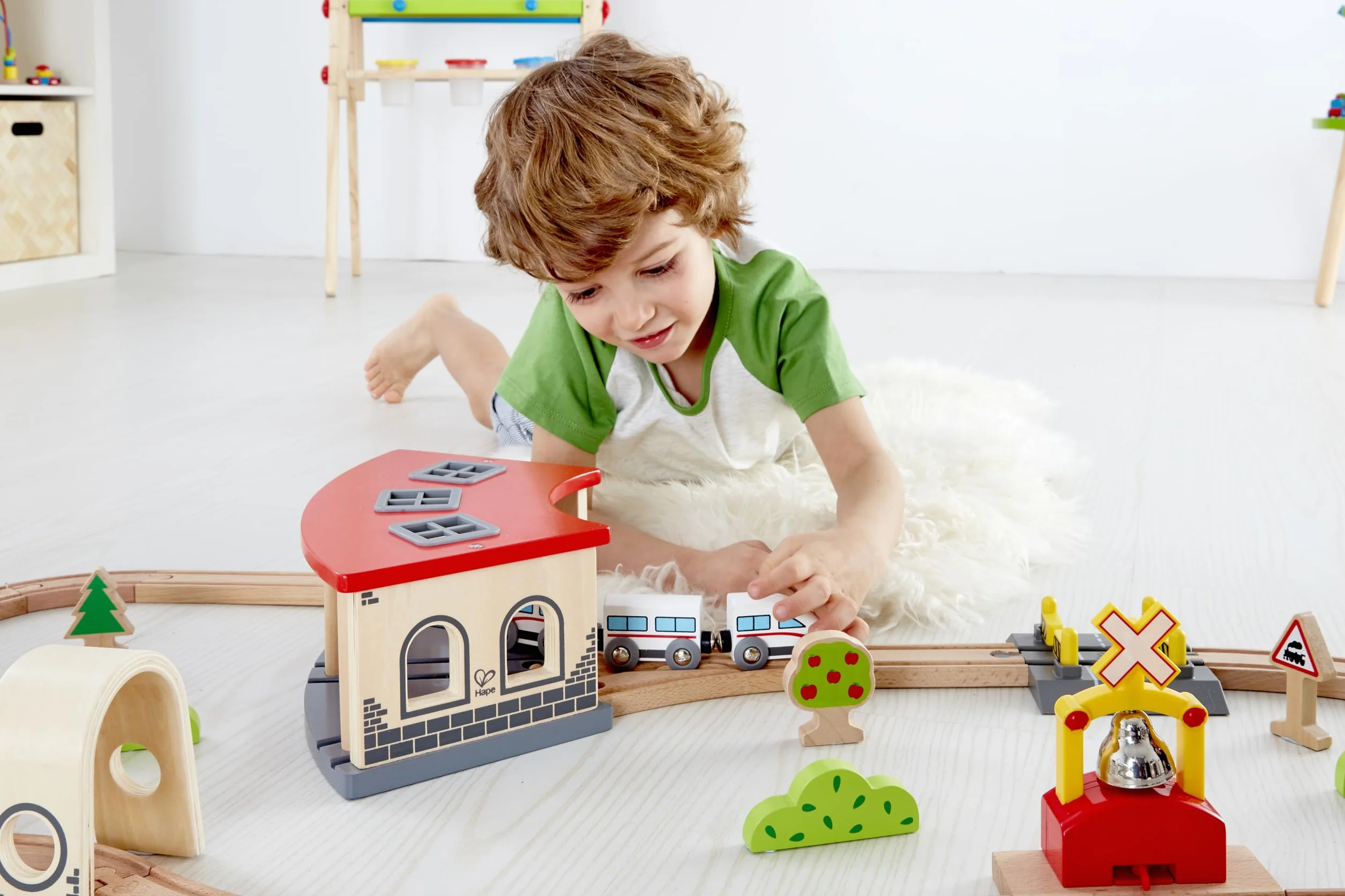 Hape E3704 duża szopa silnikowa - drewniane akcesoria do torów kolejowych