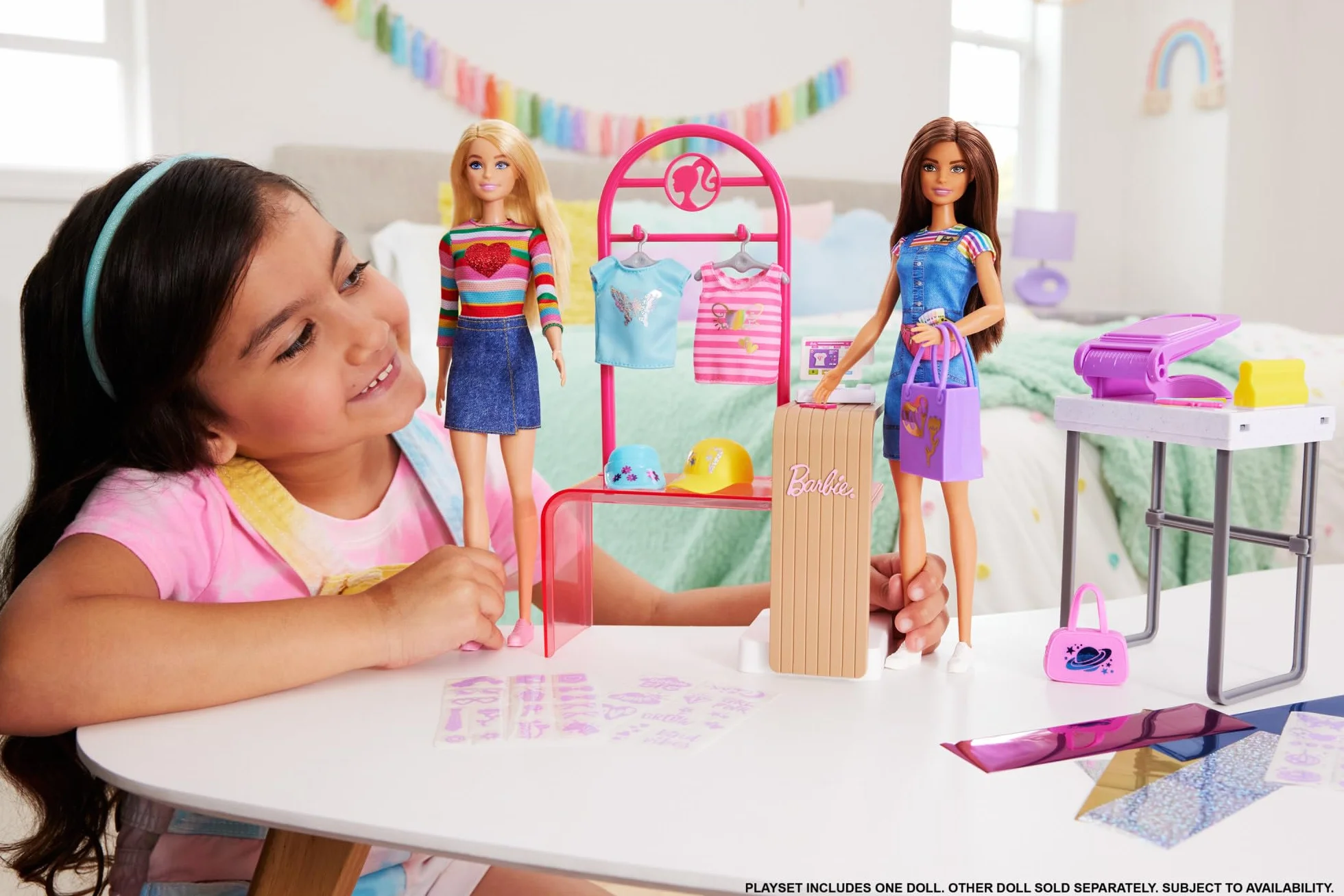 Barbie Projektantka mody Zestaw z lalką, stojakiem, przyrządem do tworzenia wzorów i akcesoriami, HKT78