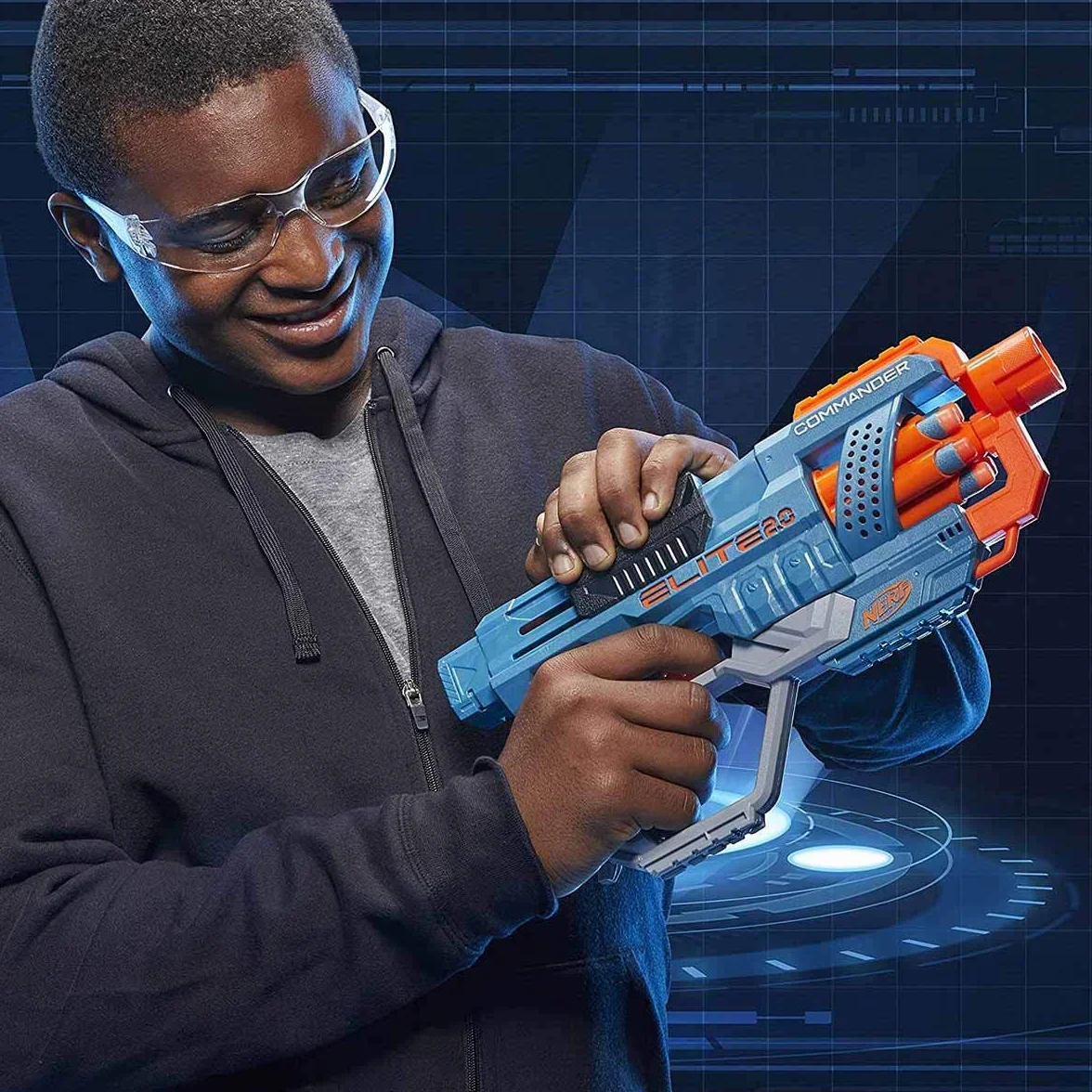 Wyrzutnia Nerf Elite 2.0 Commander RD-6, 12 oryginalnych strzałek Nerf, 6-strzałkowy magazynek obrotowy, szyny na akcesoria, miejsca mocowania lufy i kolby.
