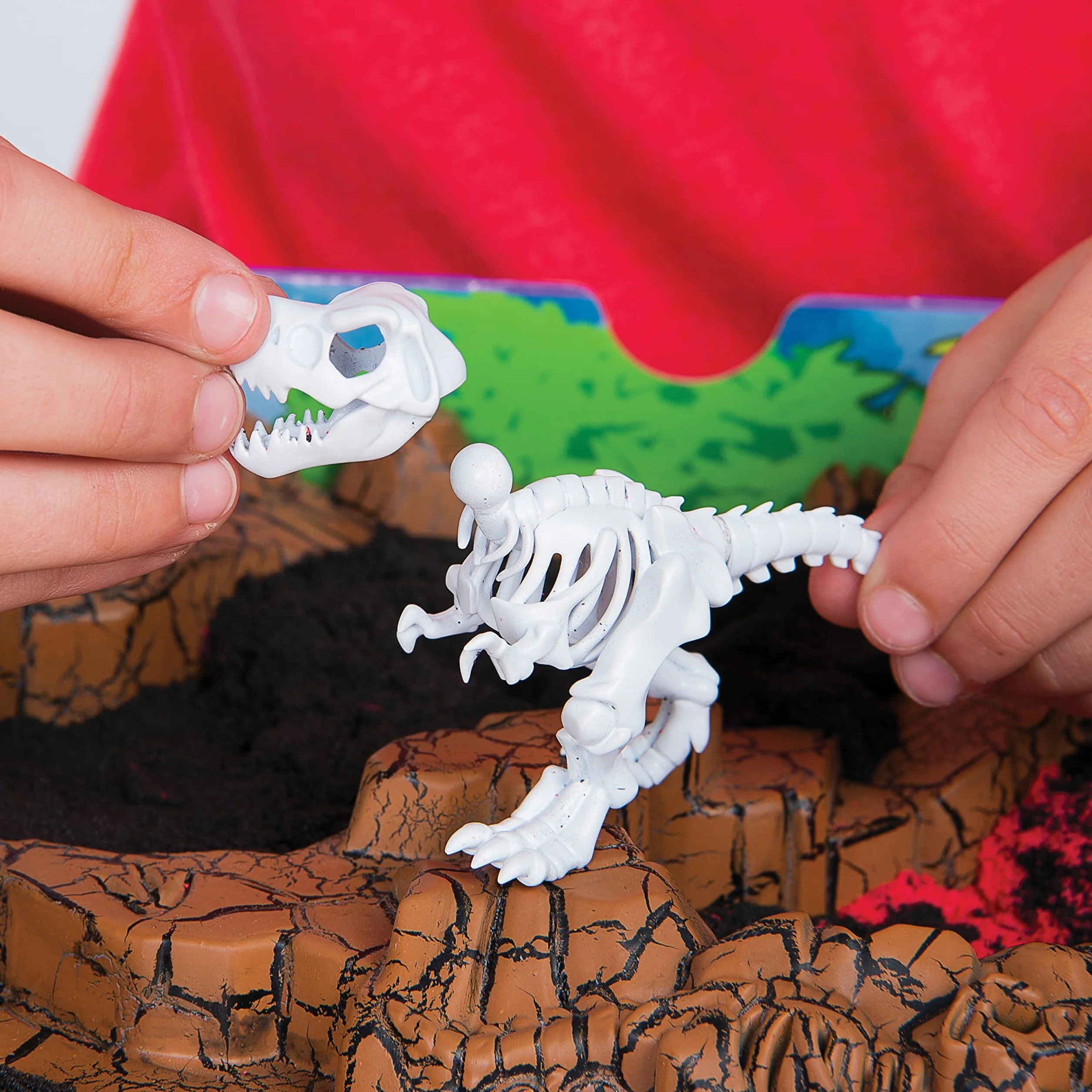 Kinetic Sand 6055874 - Wykopalisko Dinozaurów, Piasek Kinetyczny Z 10 Ukrytymi Akcesoriami ,3.0 Liczyć